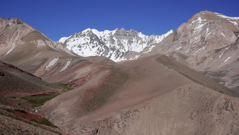 Vista-Del-Cerro-Gemelos-En-Las-Montañas-De-Los-Andes,-Cerca-De-La-Frontera-Entre-Argentina-Y-Chile.
