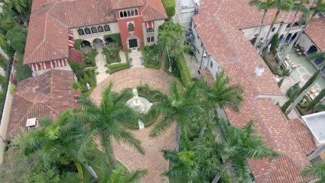 Vida-De-Lujo-En-Miami,-Donde-Las-Grandes-Mansiones-Se-Integran-Perfectamente-Con-El-Ambiente-Tropical,-Creando-Un-Retiro-Idílico