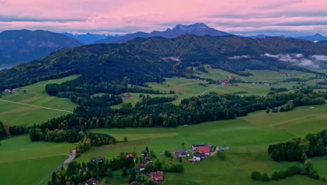 Natur-Grün,-Wunderbare-Panorama-Luftaufnahme,-Häuser-Im-Wald,-Fernsicht-Auf-Hohe-Berge