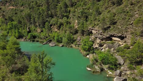 Murillo-De-Gallego-Brücke-In-Huesca-Mit-Türkisfarbenem-Fluss,-Der-Durch-üppiges-Grün-Fließt,-Luftaufnahme