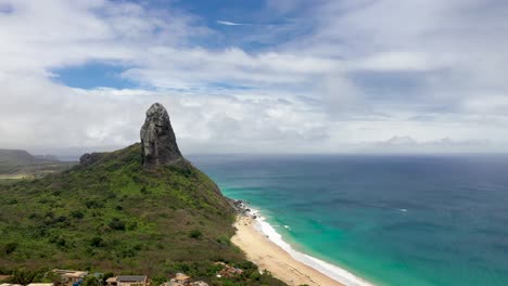 Drohnenansicht-Von-Morro-Do-Pico-Mit-Strand-Und-Meer-Im-Hintergrund-In-Fernando-De-Noronha,-Brasilien