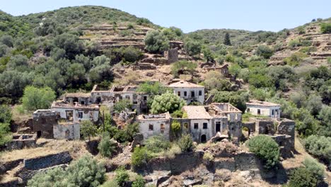 Orbitalluftaufnahme-Des-Verlassenen-Dorfes-Karavas-Auf-Der-Insel-Kythira,-Griechenland