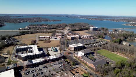 Davidson,-North-Carolina,-Luftaufnahme-Mit-Lake-Norman,-North-Carolina-Im-Hintergrund