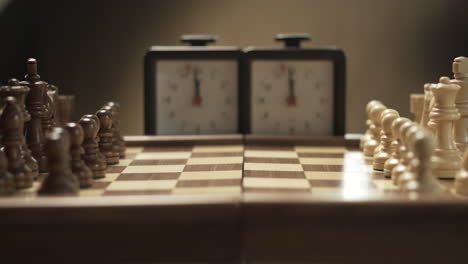 Schachspieleröffnung,-Bauer-E2-Bis-E4,-Weibliche-Hand-Nimmt-Schachfigur-Auf-Und-Löst-Schachuhr-Aus