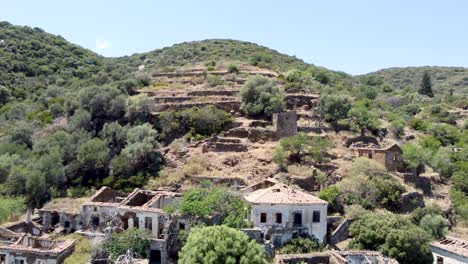 Reveladora-Antena-Del-Pueblo-Rural-Abandonado-De-Karavas-En-La-Isla-De-Kythira,-Grecia
