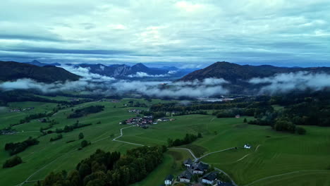 Isoliertes-Luftdorf-In-Hügeln,-Nebel-Am-Frühen-Morgen-Im-Offenen-Grünen-Tal,-Bergige-Gegend