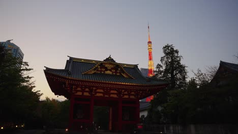 Cámara-Lenta-Estableciendo-Una-Toma-Del-Templo-De-Tokio-Al-Anochecer