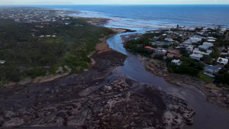Vista-De-Drones-Sobre-El-Río-Onrus-Y-La-Laguna-Después-De-Una-Terrible-Inundación-Que-Depositó-Escombros