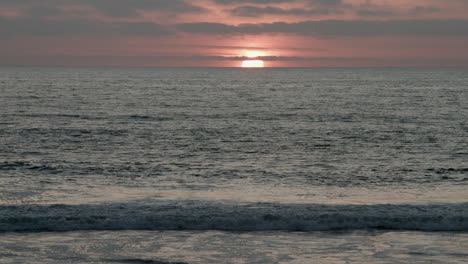 Die-Sonne-Geht-über-Dem-Pazifischen-Ozean-An-Einem-Strand-In-Cardiff,-Kalifornien,-Unter
