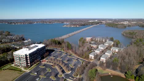 Aerial-Lake-Norman-NC,-Carolina-Del-Norte,-Puente-Causeway-Y-Nuevo-Desarrollo
