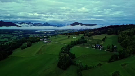 Luftpanorama-Drohne-Fliegt-über-Der-Talstadt-Im-Himmelgrünen-Hintergrunddorf