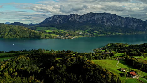 Maravilloso-Paisaje-Rural-Verde-Naturaleza-Tranquila-Y-Cálida,-Lago,-Montañas-Y-Colinas