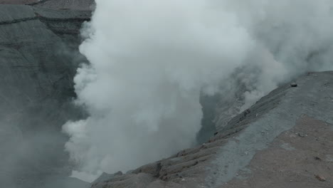 Vista-Aérea-Del-Monte-Aso-En-Japón,-Capturando-El-Humo-Del-Volcán,-Filmada-Por-Un-Dron-Para-Lograr-Un-Efecto-Cinematográfico.