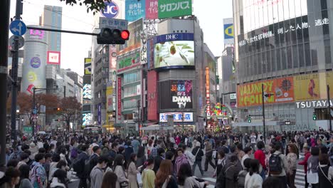 Busy-Shibuya-Crossing-Vibrant-Urban-Pulse-with-Crowds-in-Tokyo,-Japan