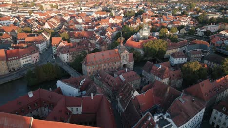 Drohnen-Enthüllung-Des-Alten-Rathauses-In-Bamberg-Mit-Stadtbild-Und-Regnitz-Im-Hintergrund