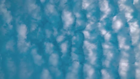 Ein-Toller-Zeitraffer-Von-Unten,-Surfende-Weiße-Wolken,-Blauer-Himmel,-Tageslichtsonne,-Statisches-4K-Video