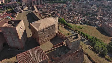 Histórico-Castillo-Templario-En-Monzón,-Huesca-Con-La-Ciudad-Circundante,-Día-Soleado,-Vista-Aérea