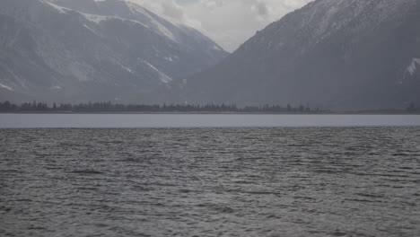 Tagsüber-Blick-Auf-Den-See-Bei-Twin-Lakes-Mit-Schneebedeckten-Bergen-Im-Hintergrund-Und-Sichtbaren-Seewellen