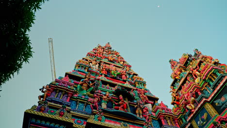 Weite-Außenansicht-Des-Farbenfroh-Dekorierten-Kaylasson-Hindu-Tempels,-Port-Louis,-Mauritius