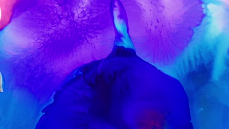 Lebhafte-Blaue-Und-Violette-Tinte,-Die-Sich-Im-Wasser-Ausbreitet,-Mit-Einem-Dunklen-Mittelgipfel
