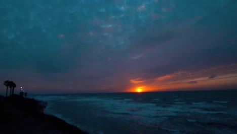Ein-Verträumter-Zeitraffer-Sonnenuntergang-Am-Strand