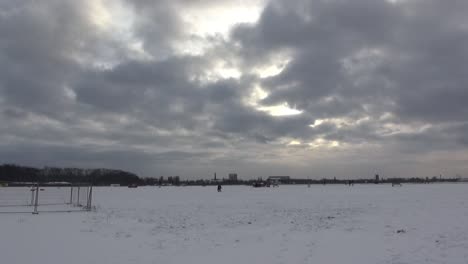 Weitblick-Flughafen-Tempelhof-Winter-7-Sek.-HD-25-Fps-198