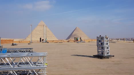 La-Gente-Prepara-El-Escenario-Para-Una-Fiesta-En-El-Desierto-Junto-A-Las-Pirámides,-Giza-En-Egipto,-Toma-De-Establecimiento,-Primer-Plano