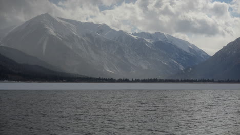 Tagsüber-Blick-Auf-Den-See-Bei-Twin-Lakes-Mit-Schneebedeckten-Bergen-Im-Hintergrund-Und-Sichtbaren-Seewellen