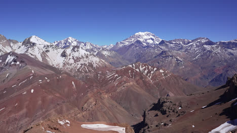 Vista-De-Las-Montañas-De-Los-Andes-Cerca-De-La-Cumbre-Del-Cerro-Penitentes-En-Mendoza