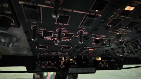 Motorstart-In-Einem-Modernen-Jet-Cockpit-Während-Eines-Nächtlichen-Fluges