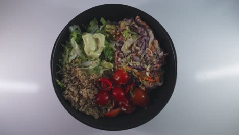 Chilenischer-Salat,-Tomaten-Kirschsalat,-Krautsalat,-Quinoa