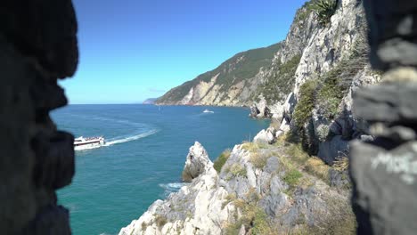 Ferry-coming-from-Cinque-Terre