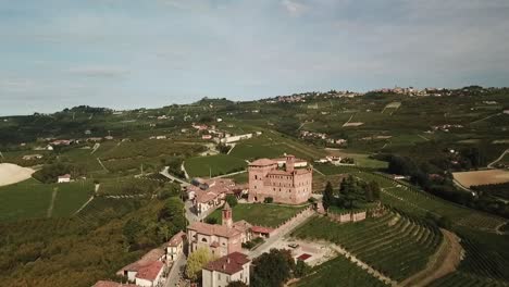 Cavour-Castle-Im-Piemont,-Italien