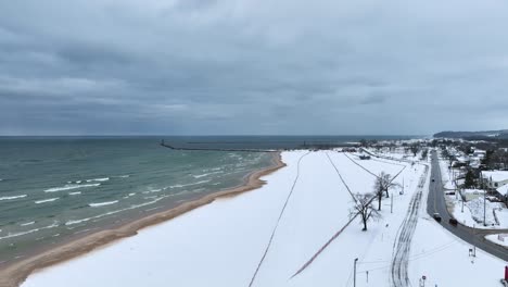 Schneedecke-Am-Ufer-Des-Lake-Michigan