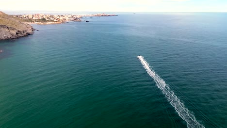 Jet-Ski-Segeln-Am-Meeresufer-An-Der-Südküste-Spaniens,-Luftaufnahme-Einer-Drohne
