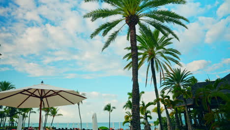 Panorama-Weitwinkelaufnahme-Eines-Tropischen-Luxus-Strandresorts