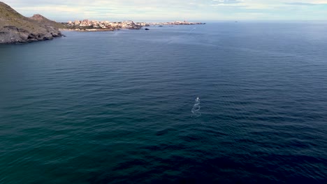Jet-Ski-Segeln-Am-Meeresufer-An-Der-Südküste-Spaniens,-Luftaufnahme-Einer-Drohne