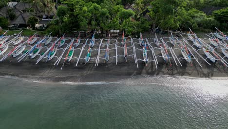 Vista-Panorámica-Con-Drones-De-Muchos-Barcos-Pesqueros-Tradicionales-En-Una-Playa