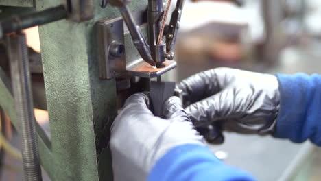Un-Trabajador-Que-Utiliza-Una-Máquina-Para-Perforar-Una-Pieza-De-Metal