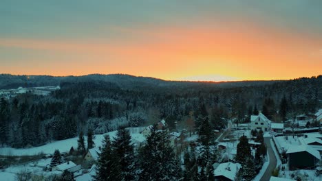 Wunderschöne-Wintersonne,-Die-Leuchtend-Orange-über-Dem-Bayerischen-Wald-Leuchtet