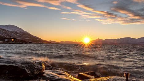 Puesta-De-Sol-Escénica-En-La-Costa-Después-De-La-Temporada-De-Noche-Polar-En-Tromso,-Noruega