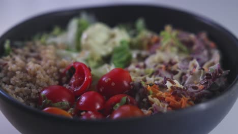 Chilenischer-Salat,-Tomaten-Kirschsalat,-Krautsalat,-Quinoa