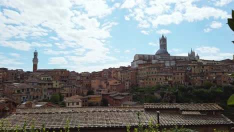 Reveal-shot-of-Siena-one-of-a-beautiful-town-in-Tuscany,-Italy-during-summer