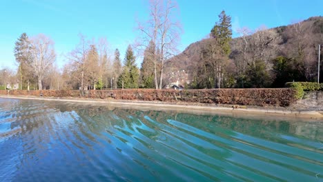 Aguas-Tranquilas-Del-Lago-Thun-En-Spiez,-Suiza,-Cielo-Despejado,-Ambiente-Sereno,-Barco-Pov