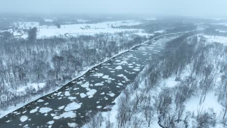 Eisbrocken-Auf-Dem-Eiskalten-Wasser-Des-Grand-River-In-Michigan