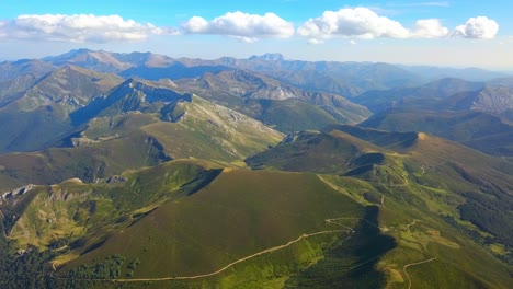 Panorama:-La-Lente-Del-Dron-Despliega-Un-Vasto-Panorama-En-Picos-De-Europa,-Revelando-Una-Sinfonía-De-Belleza-Salvaje