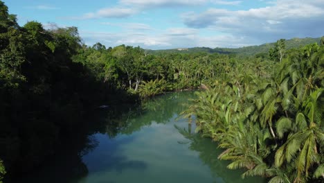 Vuela-Sobre-Un-Maravilloso-Río-En-Filipinas,-Rodeado-De-Selva-Verde