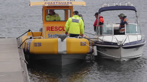 La-Guardia-Costera-Australiana-Maniobra-Hacia-Un-Embarcadero-Y-Rescata-Un-Barco-Pesquero-Varado.