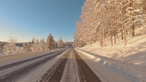 Malerische-Winterfahrt-Auf-Vereister-Straße,-POV-Fahrt-Durch-Den-Wald,-Finnland