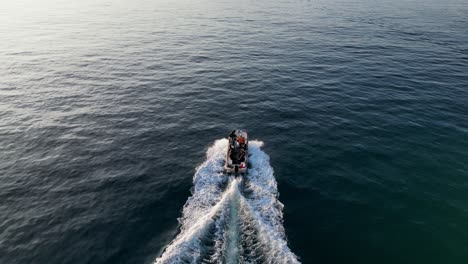 Drohne-Folgt-Einem-Schnellboot,-Das-über-Ruhiges-Meereswasser-Rast